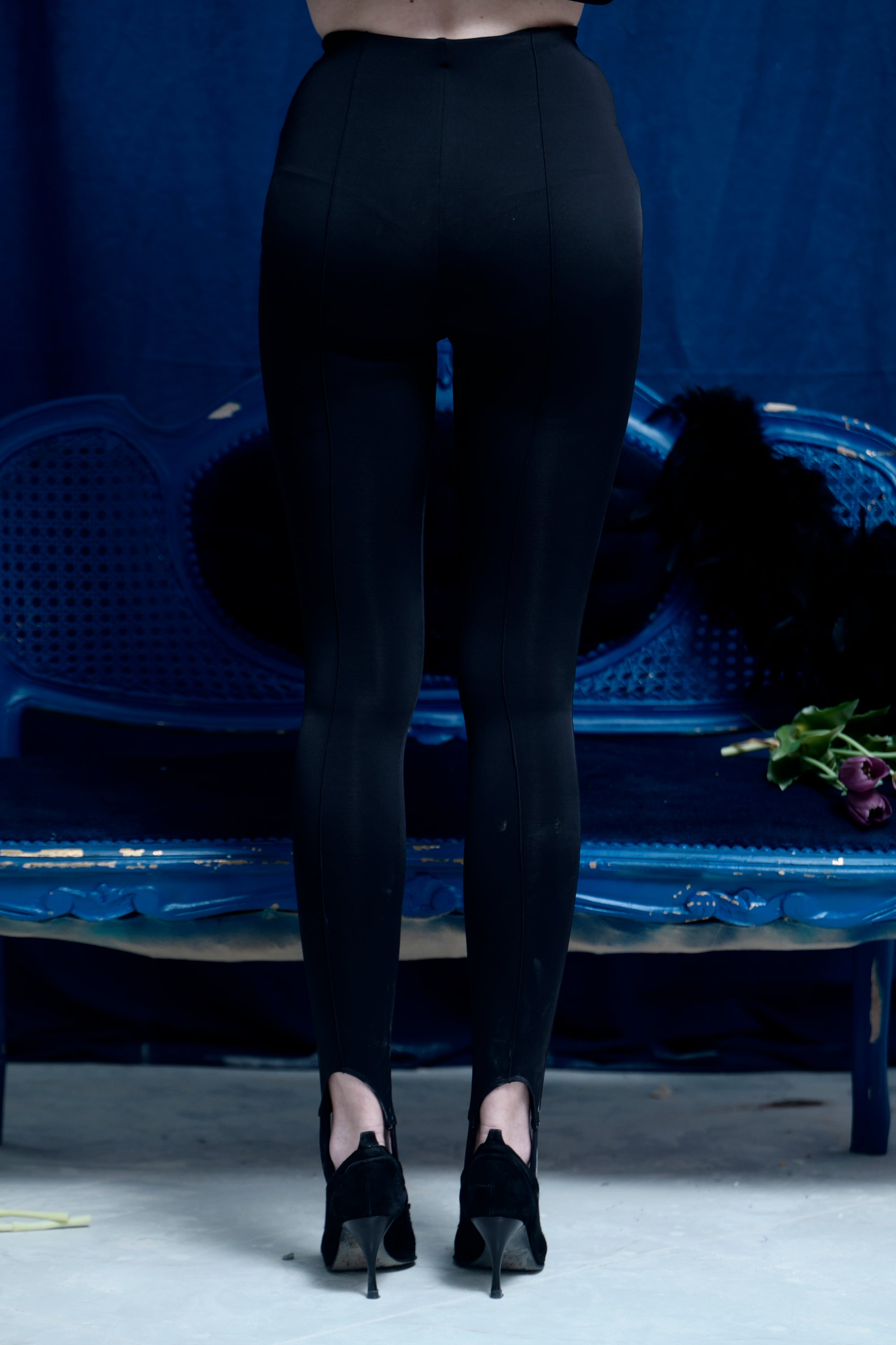 La V Drammatica (Black) - Leggings